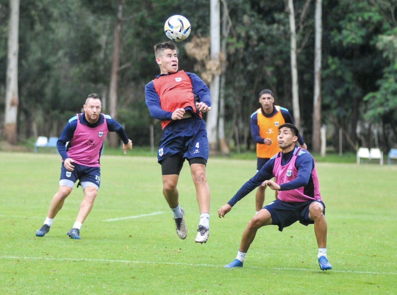 Además de la práctica intensa con pelota, el análisis del rival y el factor campo son también facetas específicas que trabajan el DT y su cuerpo técnico durante la semana con el equipo.