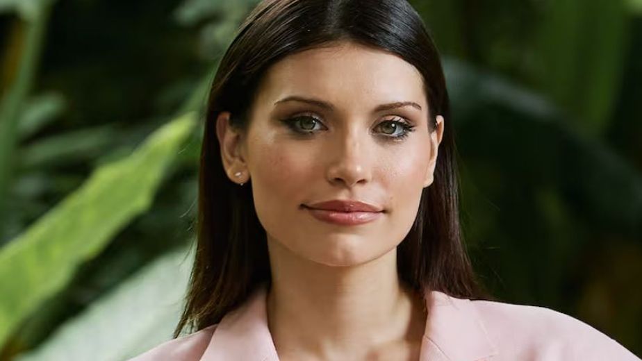 Eva De Dominici apostó por un look estilo sastrero en tonos neutros y arrasó en Instagram