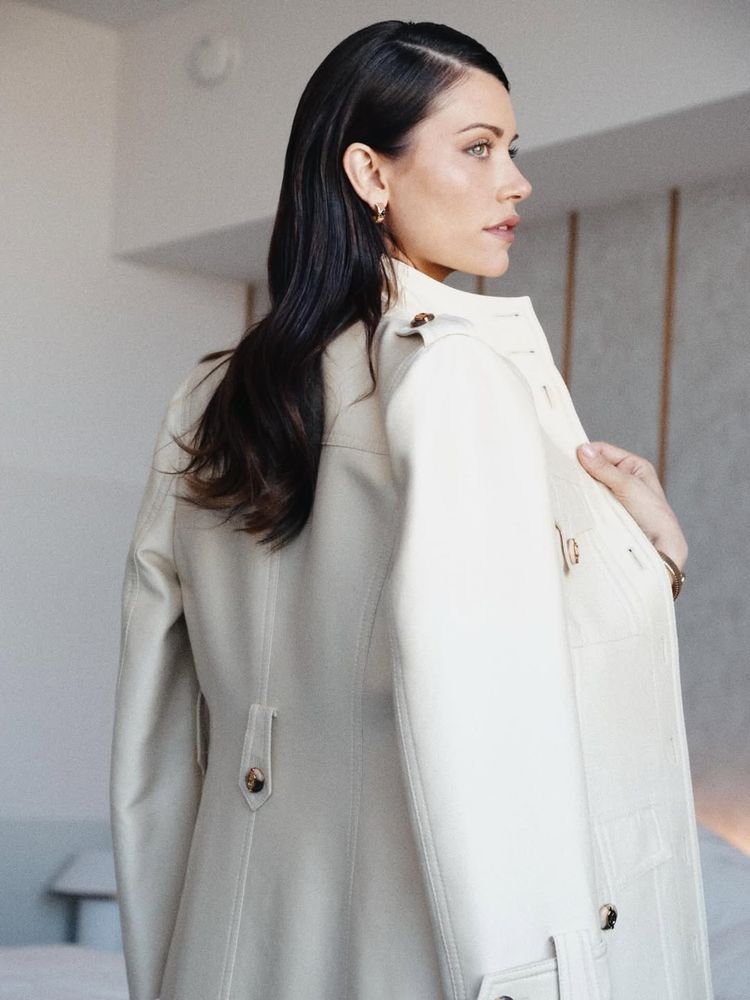 Eva De Dominici apostó por un look estilo sastrero en tonos neutros y arrasó en Instagram