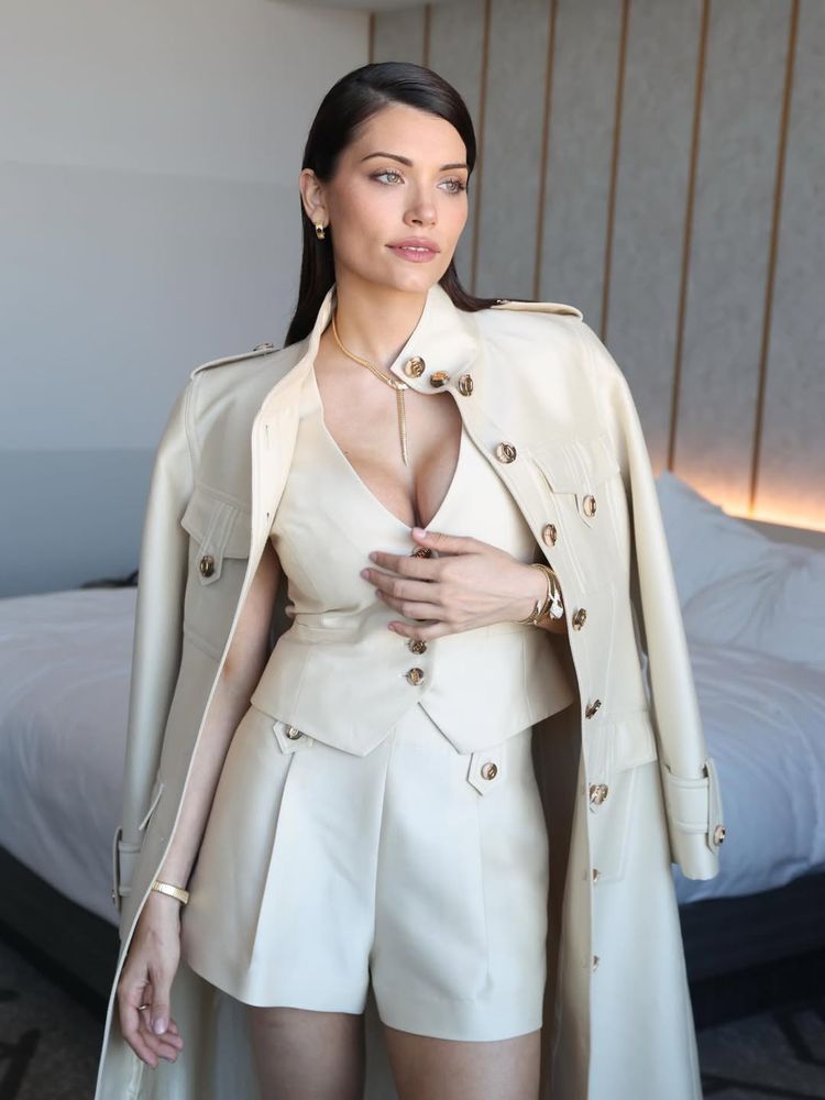 Eva De Dominici apostó por un look estilo sastrero en tonos neutros y arrasó en Instagram