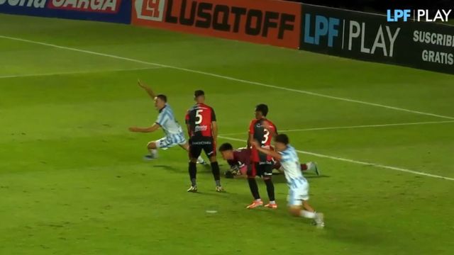 Racing reclamó el pase atrás que el arquero de Colón tomó con las manos.