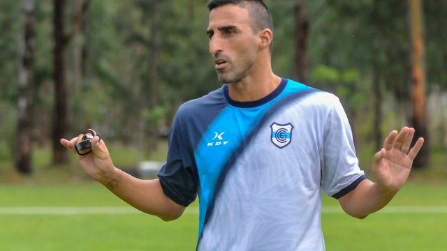 El entrenador Hernán Pellerano explicó que para no perder el norte táctico, la metodología de trabajo se divide en porcentajes claros: 80% lo que busca imponer su equipo, 20% lo que podría proponer el rival.