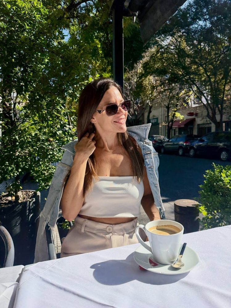 Luciana Rubinska se sumó a la tendencia de la campera viral y dio cátedra de estilo