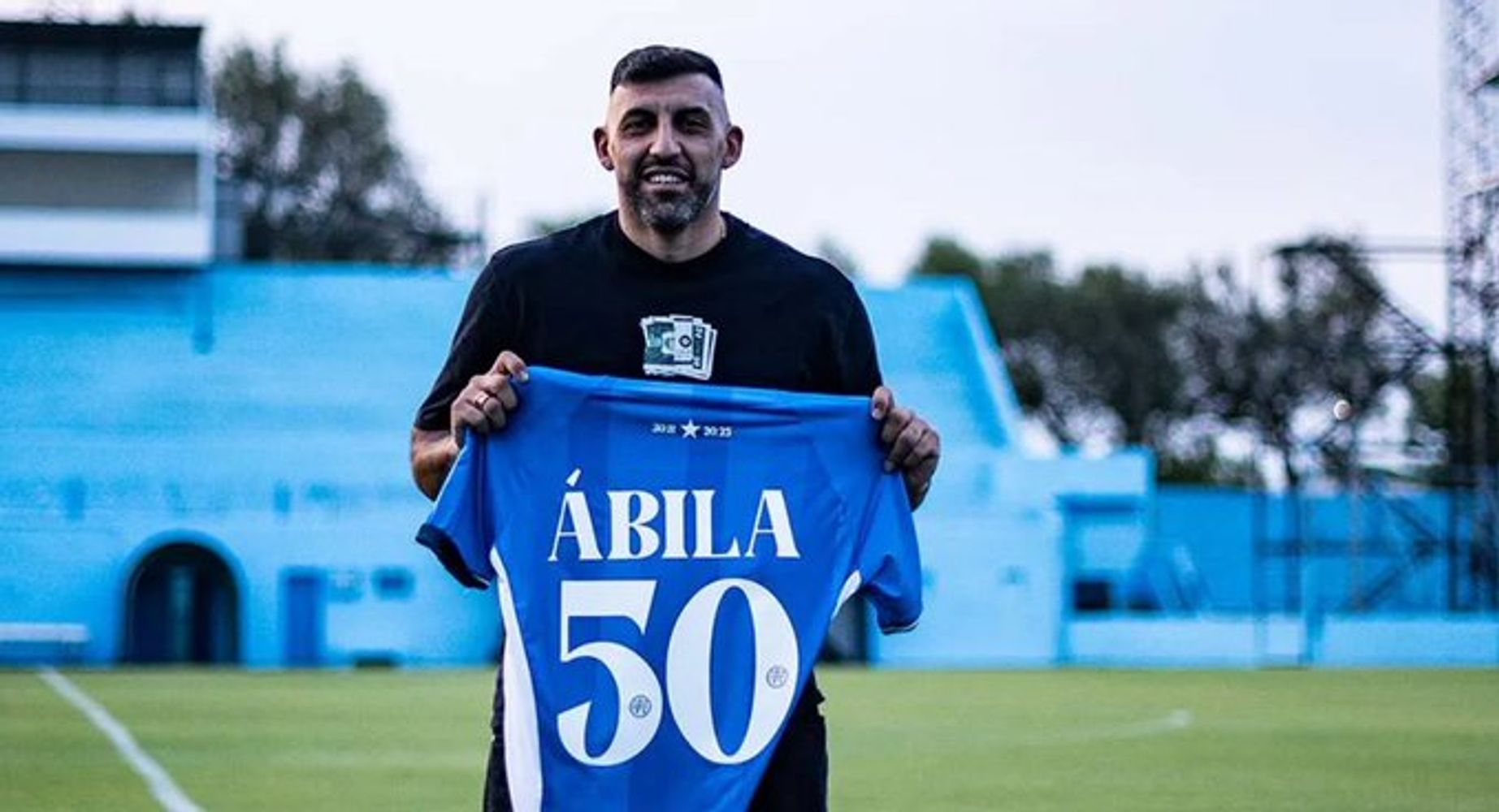 Ramón "Wanchope" Ábila llegó a Río Cuarto como refuerzo de jerarquía. Estudiantes lo apartó del plantel, y a otro grupo de jugadores.