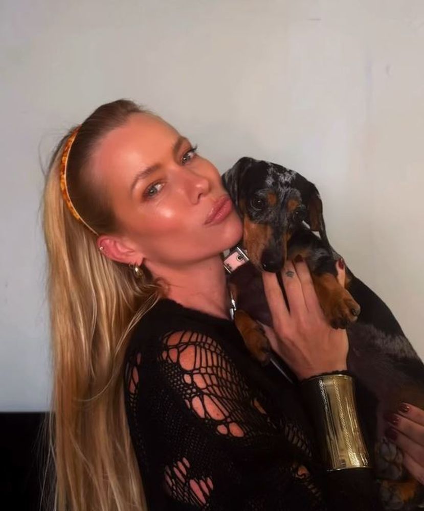 Nicole Neumann apostó por un look total black y con accesorios dorados marcó tendencia