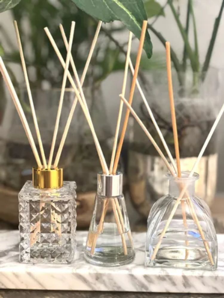 Convertí el frasco de un perfume en un difusor.