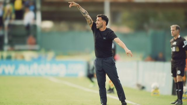 De negro, Carlos Tevez dirigió a Talleres en la victoria en Florencio Varela.