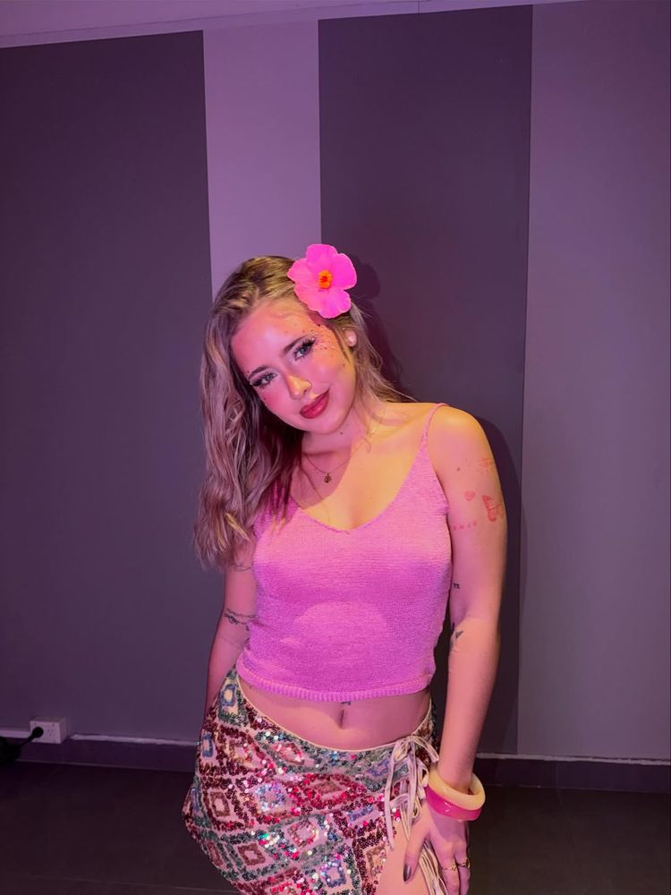 Coti Romero arrasó con un look en tonos rosas y sorprendió con el accesorio en tendencia