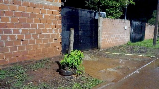 Ataque a tiros contra una vivienda en Posadas: buscan al agresor que escapó en moto.