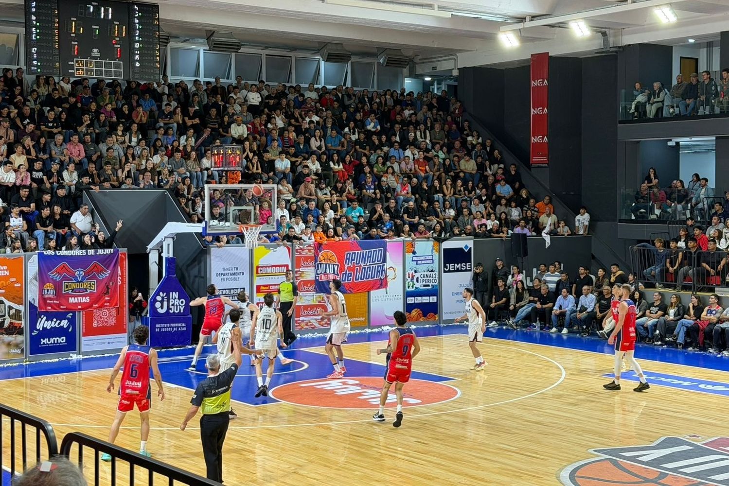 El estadio de la Federación Jujeña de Básquet tuvo un lleno total, en el último juego de la serie de la reclasificación en la Conferencia Norte.