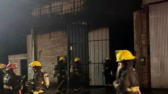 La empresa metalúrgica sufrió importantes daños tras el incendio.