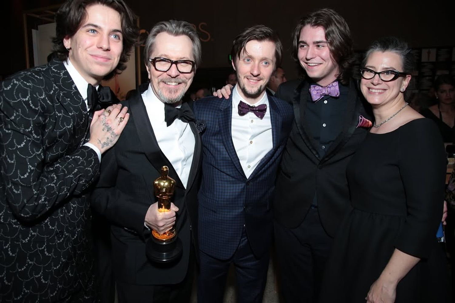 Gary Oldman en el pasado, junto a sus hijos en una postal familiar.