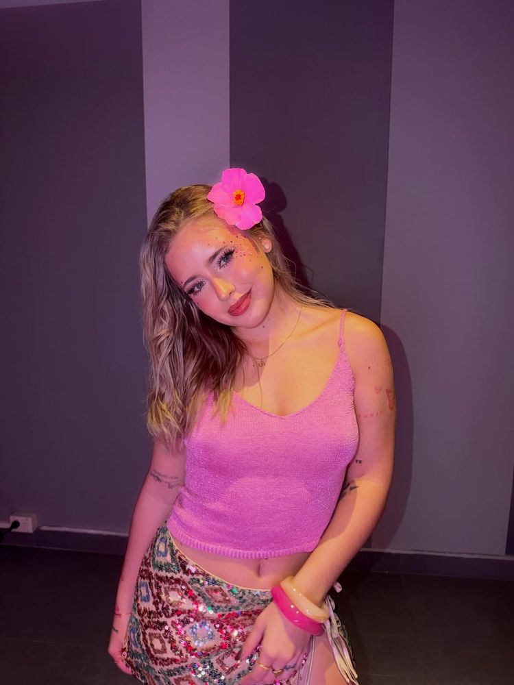 Coti Romero arrasó con un look en tonos rosas y sorprendió con el accesorio en tendencia