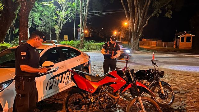 Montecarlo: dos menores fueron demorados tras realizar maniobras peligrosas y les secuestraron las motos.