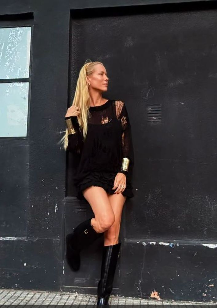 Nicole Neumann apostó por un look total black y con accesorios dorados marcó tendencia