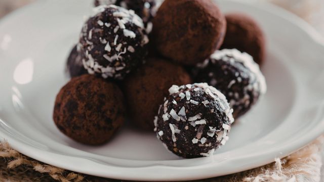 La receta de trufas de chocolate de Paulina Cocina.