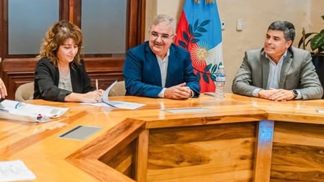 La firma del decreto de titularización alcanza a los niveles inicial, primario y secundario y beneficia a docentes interinos de toda la provincia.
