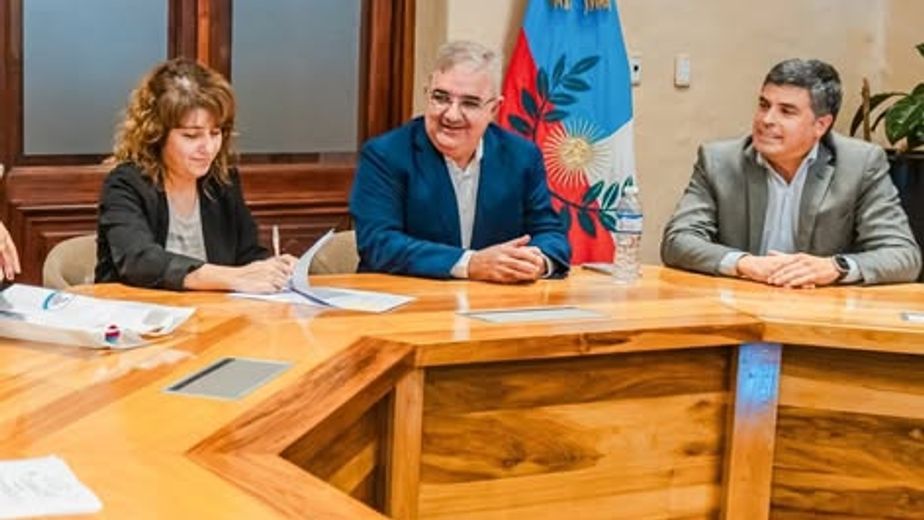 La Provincia firmó el decreto de titularización para miles de cargos y horas cátedra