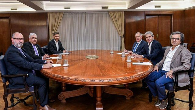 La entrega de la adjudicación marcó un avance administrativo relevante para una de las obras de agua más esperadas en la provincia.