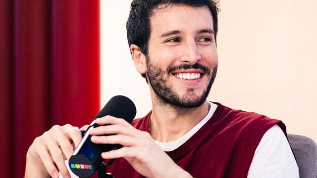 Sebastián Yatra aseguró que sigue durmiendo con sus padres y causó revuelo en las redes sociales.