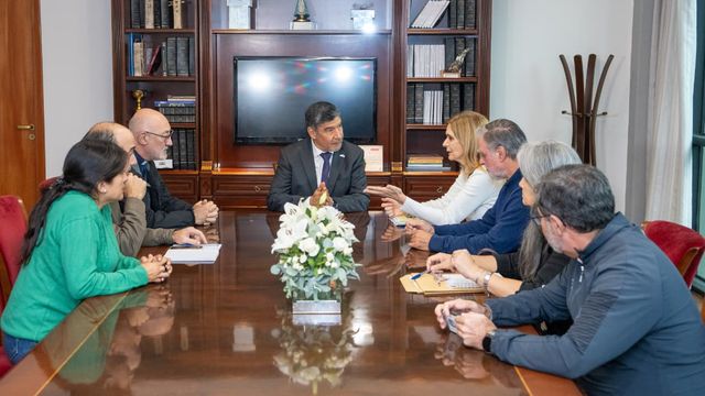 Adicciones, jóvenes vulnerables y falta de recursos en el centro de una reunión en la Legislatura.