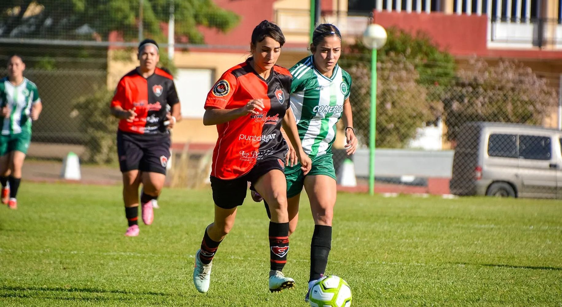 Sporting dejó su invicto ante Empleados de Comercio. 