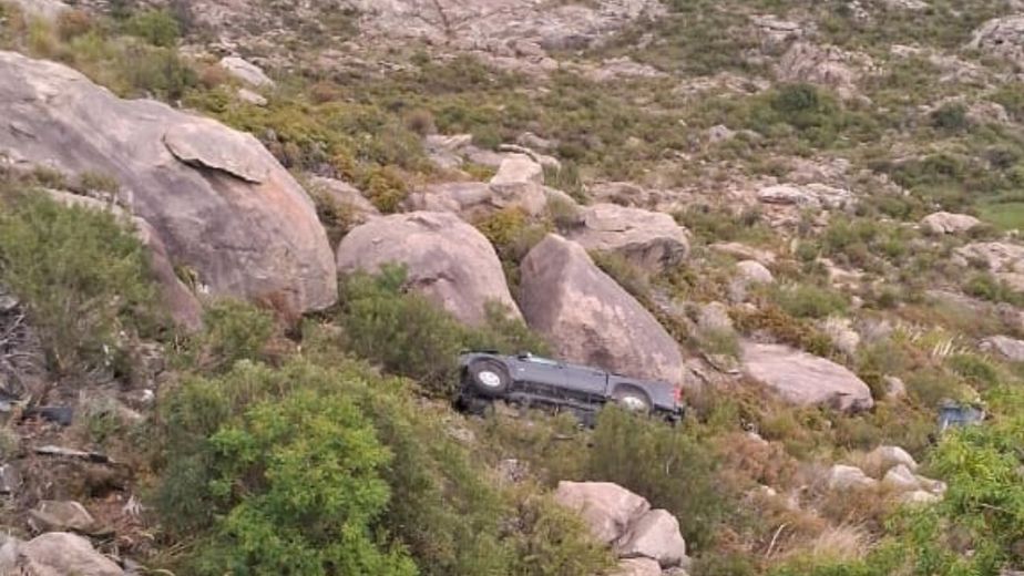 Milagro en las Altas Cumbres de Córdoba: cayó 30 metros al vacío con su camioneta y sobrevivió
