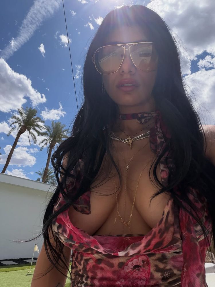 Mia Khalifa arrasó en Instagram con los accesorios dorados de la temporada y elevó su look a otro nivel