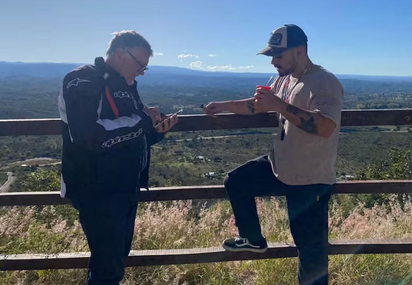 Dos cordobeses viajan en moto para llegar al Mundial 2026.
