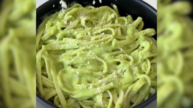 Cómo hacer en casa una deliciosa pasta con pesto de palta.