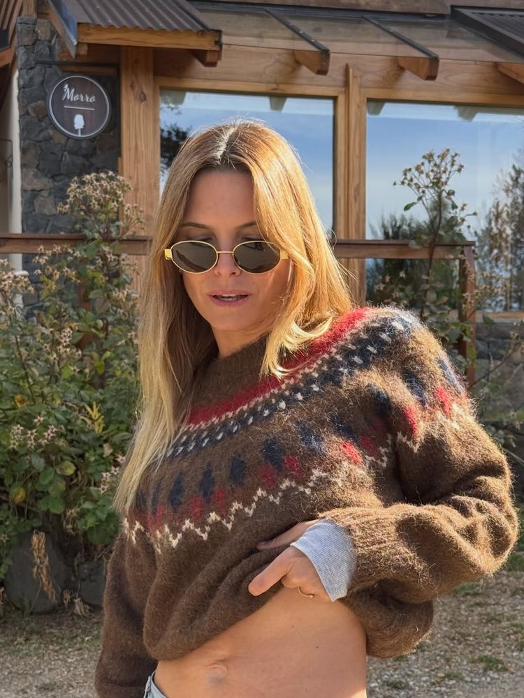 Sofía Zámolo eligió el match perfecto para el otoño y combinó un sweater de tonos neutros con denim