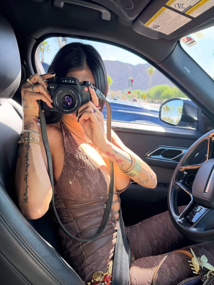 Mia Khalifa arrasó en Instagram con los accesorios dorados de la temporada y elevó su look a otro nivel