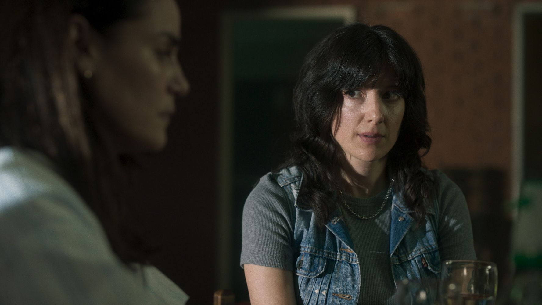 La serie combina comedia y crimen en una historia centrada en dos amigas con un pasado delictivo.