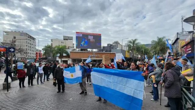 Jubilados convocan a manifestarse frente al PAMI de Carlos Paz. Foto de archivo