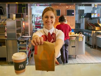 Cuánto gana un empleado de McDonald’s, Burger King y Starbucks en abril 2026