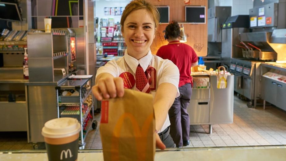 Cuánto gana un empleado de McDonald’s, Burger King y Starbucks en abril 2026