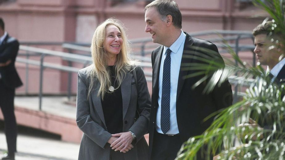 De la mano de Karina, Adorni reapareció en una actividad pública mientras avanza la causa judicial