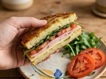 Sándwich de papa sin harina: la receta viral que para resolver el almuerzo en minutos