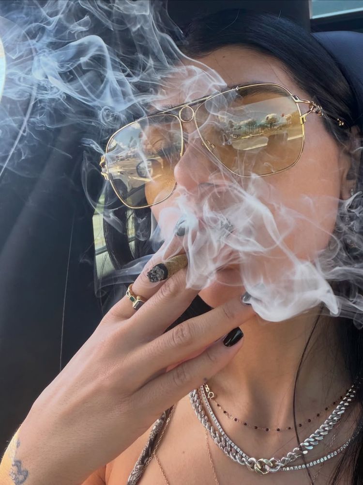 Mia Khalifa arrasó en Instagram con los accesorios dorados de la temporada y elevó su look a otro nivel
