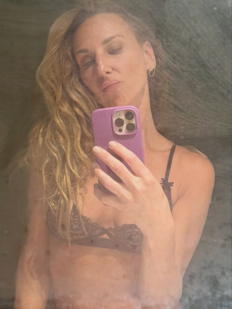 Catarina Spinetta compartió su outfit posando frente al espejo y arrasó en Instagram