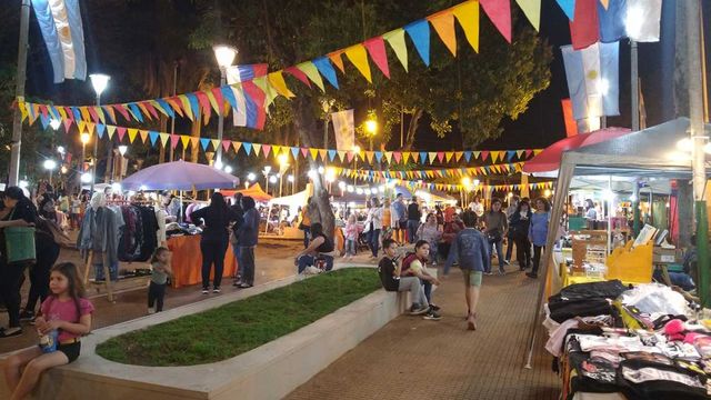 Iguazú: feriantes y artesanos seguirán en la Plaza San Martín tras marcha atrás del municipio.
