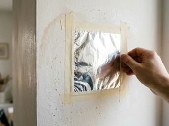 El truco casero del papel aluminio en las paredes: para qué sirve y cuándo conviene usarlo en casa