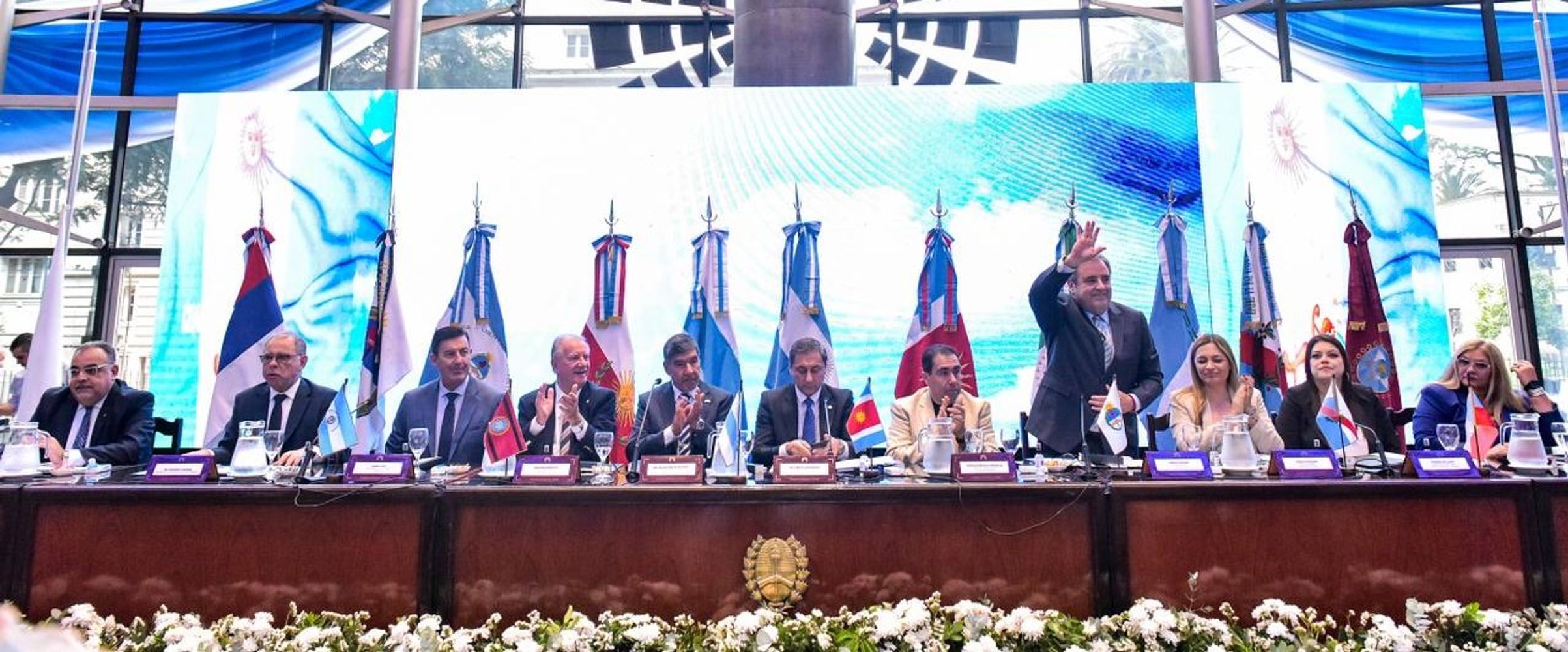 El vicegobernador Alberto Bernis (de pie) encabezó una comitiva de la Legislatura local que llevó la voz de Jujuy al Parlamento del Norte Grande, reunido en Tucumán.