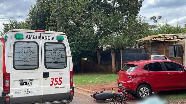 Murió un motociclista tras despistar y chocar contra un auto estacionado en Posadas.