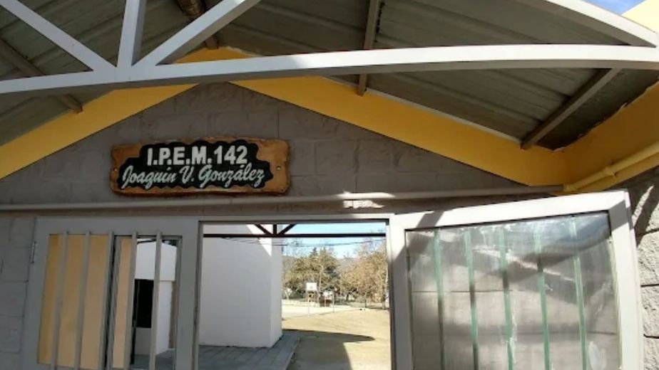 Una amenaza de tiroteo en una escuela de Córdoba desplegó un operativo policial: "Mañana..."