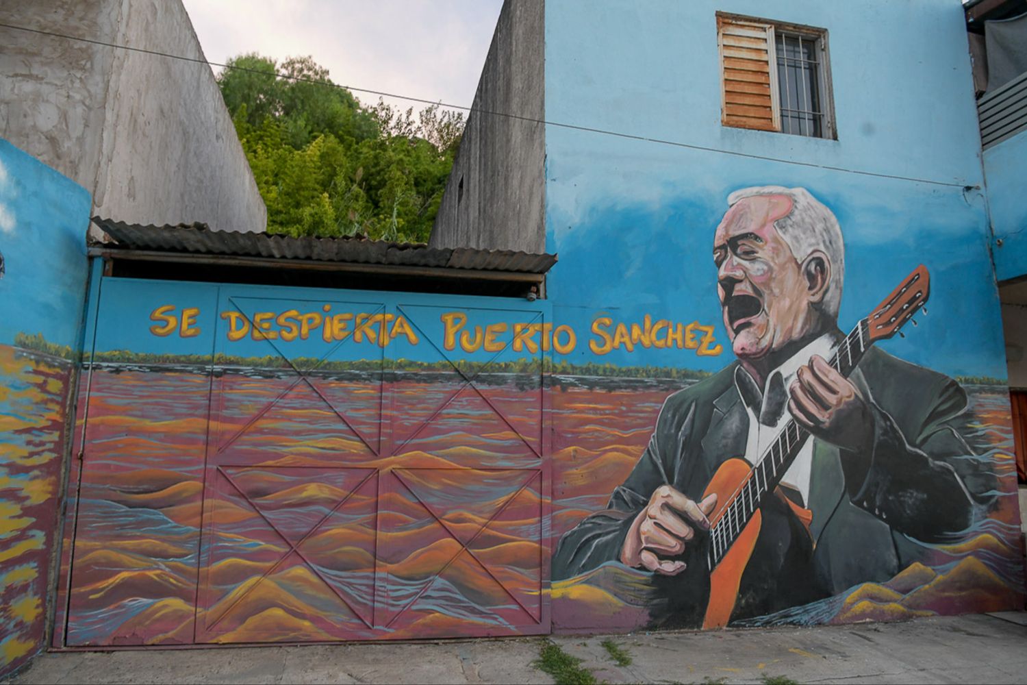 La intervención artística “Mística Costera” se realizó en calle Del Pescador y pone en valor la relación del barrio con el río y su historia.