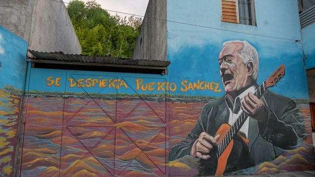 La intervención artística “Mística Costera” se realizó en calle Del Pescador y pone en valor la relación del barrio con el río y su historia.