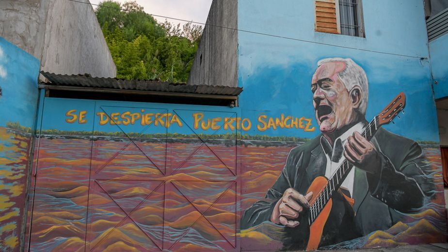 La intervención artística “Mística Costera” se realizó en calle Del Pescador y pone en valor la relación del barrio con el río y su historia.
