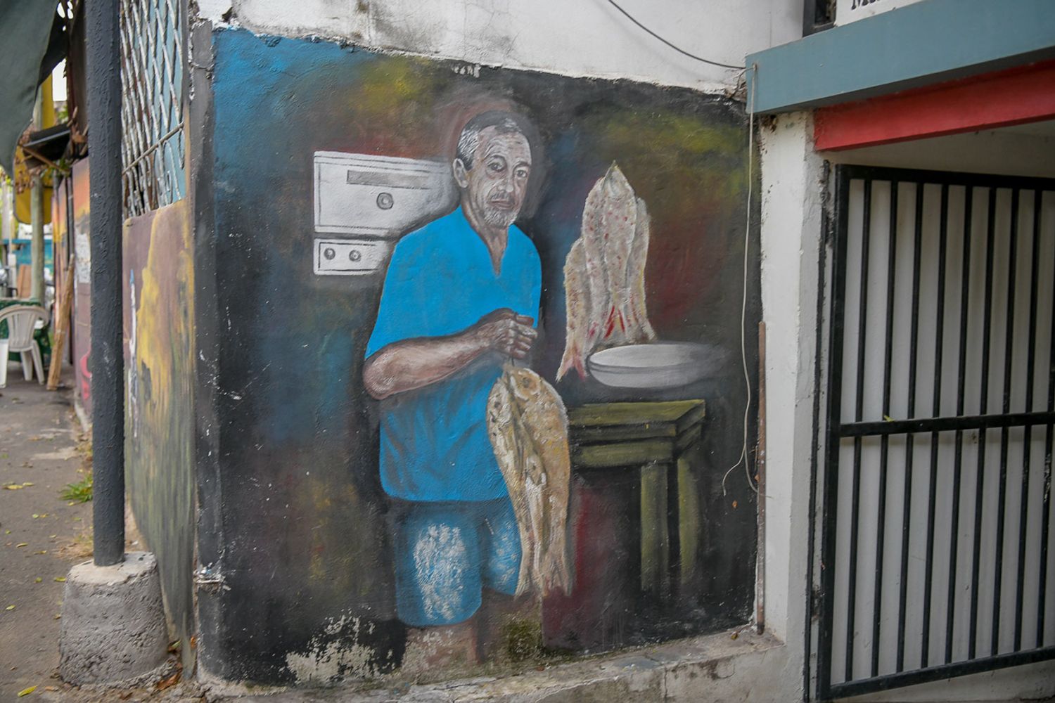 La intervención artística “Mística Costera” se realizó en calle Del Pescador y pone en valor la relación del barrio con el río y su historia.