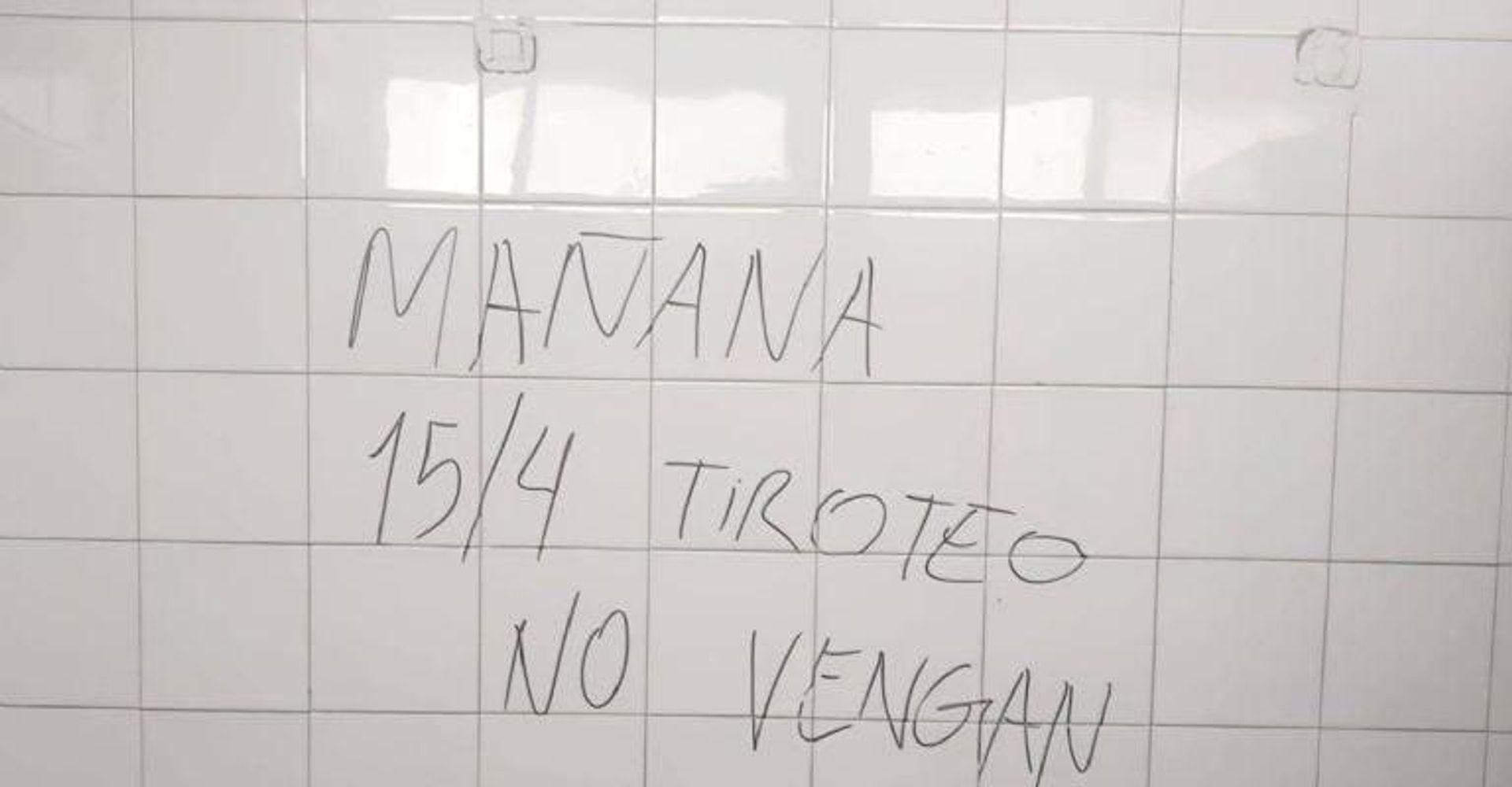 El mensaje intimidatorio hallado en un baño que activó el protocolo de seguridad.
